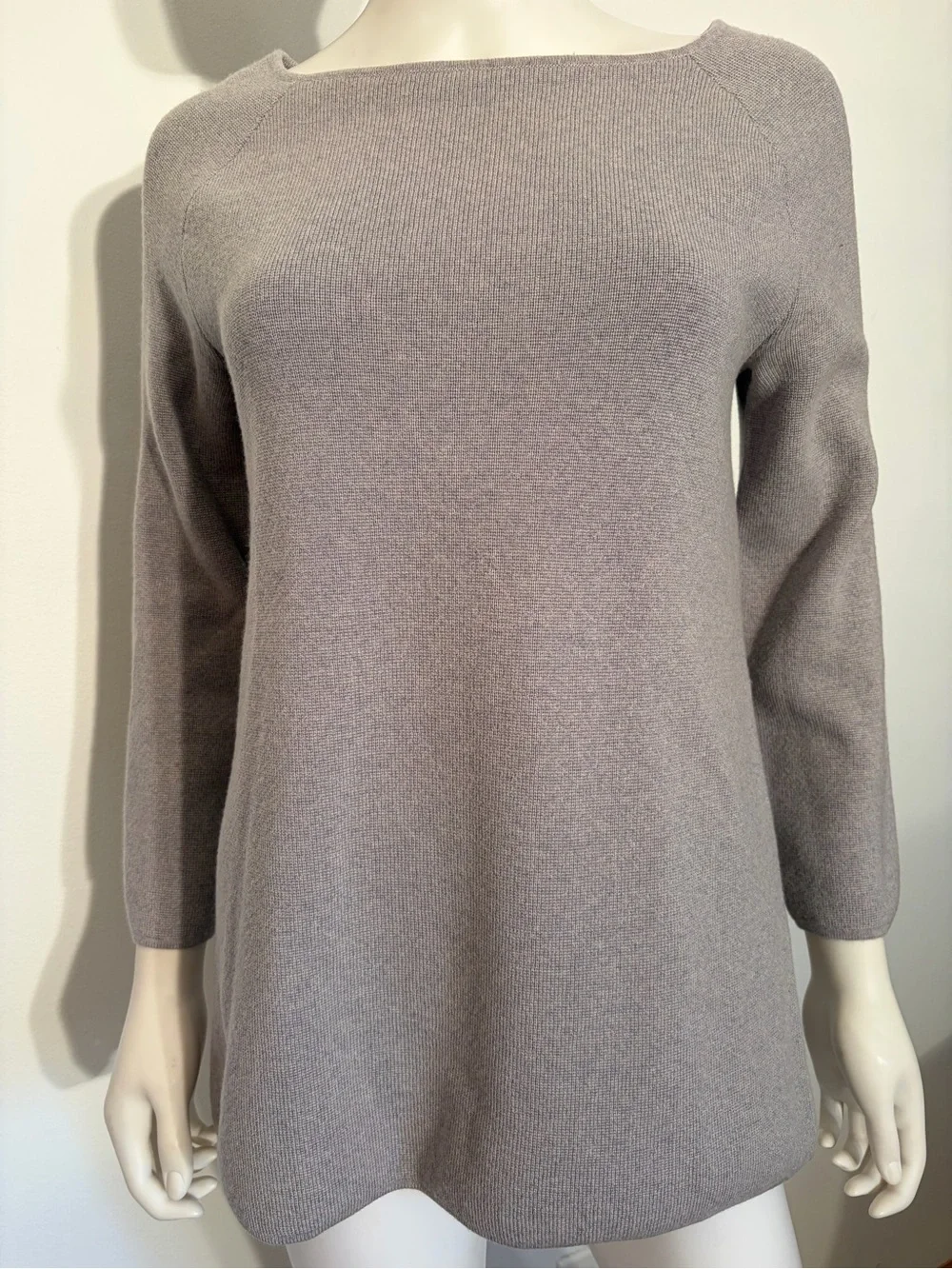 #924 Tory Burch Scoop-neck Sweater in Gray. 90% of sweater 100% Merino Wool